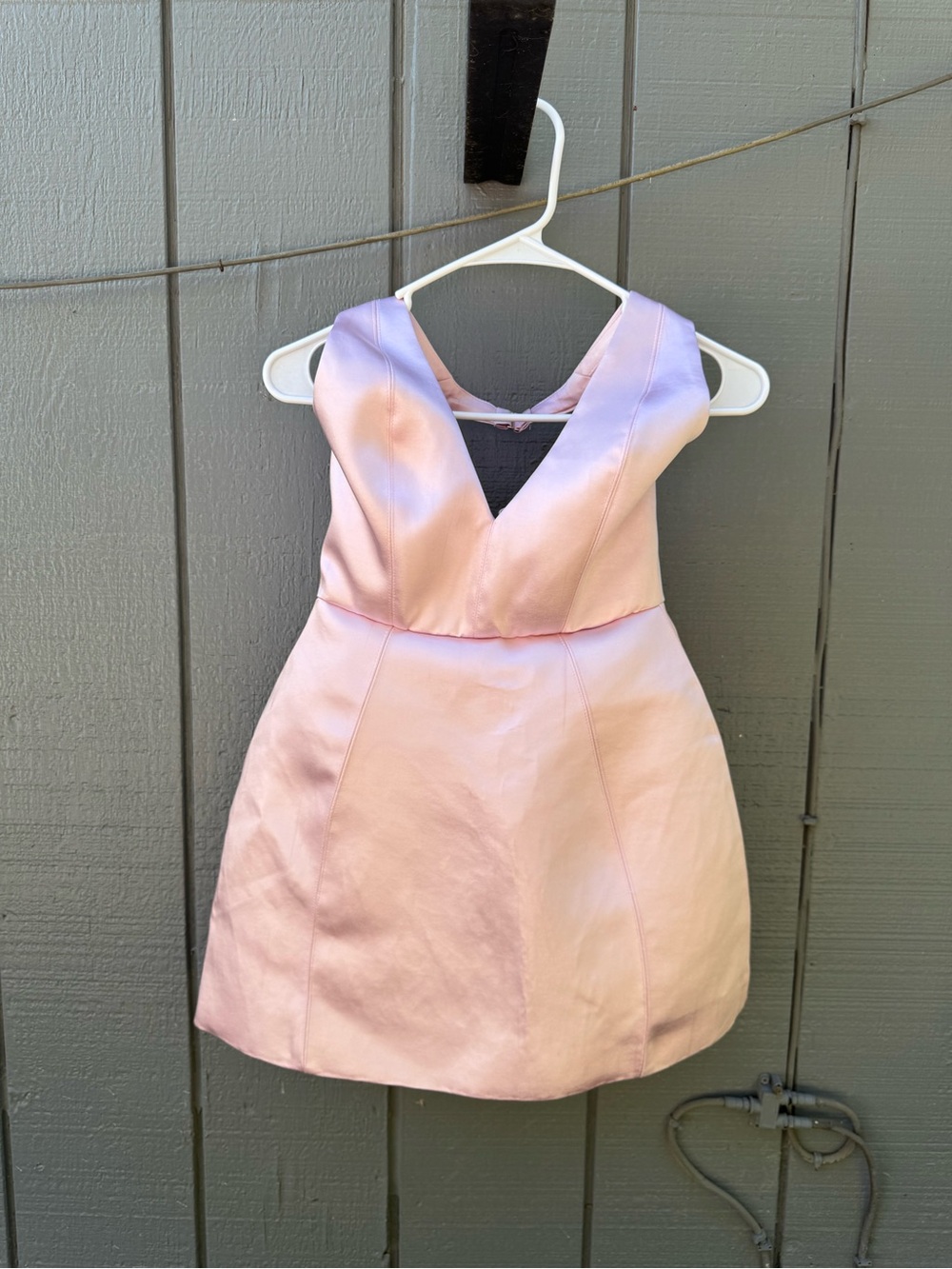 Sleeveless Pink Party Dress with V-Neck and halter